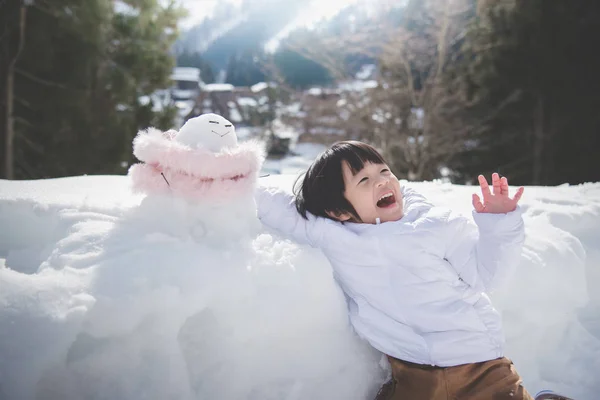 Piccolo Ragazzo Asiatico Con Pupazzo Neve — Foto Stock