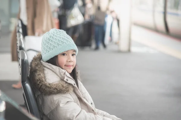 Азиатская Девочка Ожидании Поезда — стоковое фото