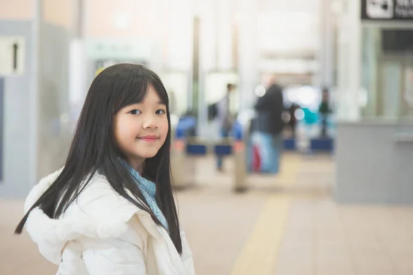 Krásná Asijská Dívka Čeká Vlak — Stock fotografie