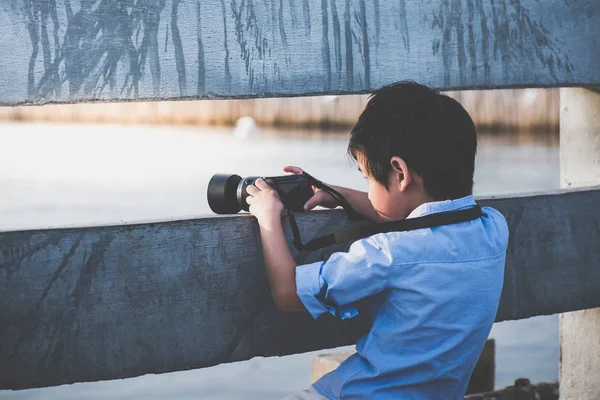 Söta Asiatiska Pojken Att Foto Digital Kamera Utomhus — Stockfoto