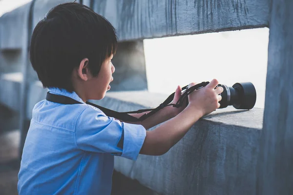Söta Asiatiska Pojken Att Foto Digital Kamera Utomhus — Stockfoto