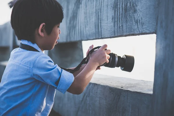 Söta Asiatiska Pojken Att Foto Digital Kamera Utomhus — Stockfoto