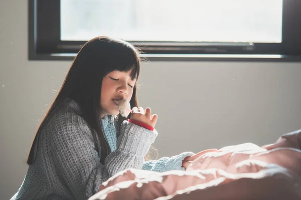 Güzel Asyalı Bir Pencereden Işık Altında Mochi Dondurma Yeme — Stok fotoğraf