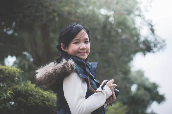 Krásná Asijská Dívka Teplé Oblečení Retro Camera Pořizování Fotografií Parku — Stock fotografie