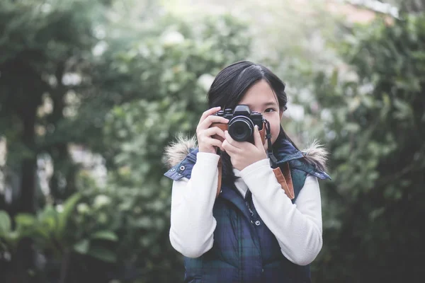 Hermosa Chica Asiática Ropa Abrigo Con Cámara Retro Disparando Una — Foto de Stock