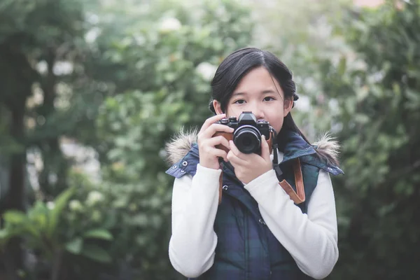 สาวเอเช ยสวยในเส าอบอ นพร อมกล องย อนย ายร ปในสวนสาธารณะ — ภาพถ่ายสต็อก