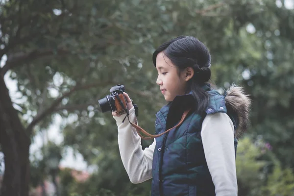 Beautiful Asian Girl Warm Clothes Retro Camera Shooting Photo Park — Stock Photo, Image