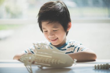 Asyalı çocuk oyuncağı ahşap yapılar