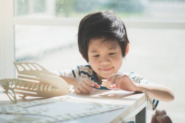 Asyalı çocuk oyuncağı ahşap yapılar