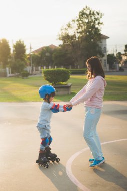 Asya Anne oğlunu paten parkta oynamak için yardım