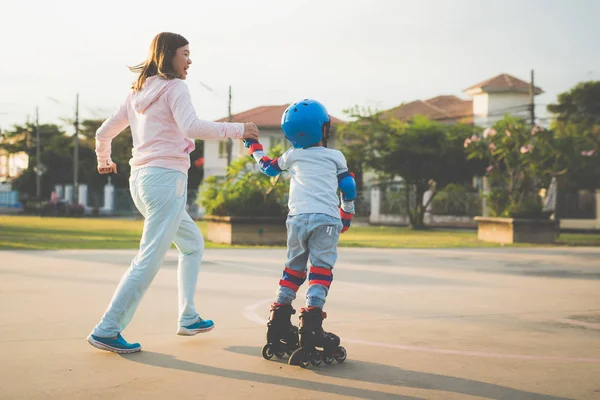 Asiática Madre Ayudando Hijo Jugar Patinaje Sobre Ruedas Parque — Foto de Stock