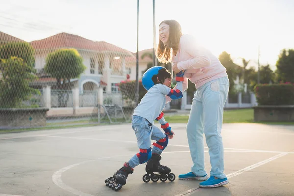 Asiática Madre Ayudando Hijo Jugar Patinaje Sobre Ruedas Parque — Foto de Stock