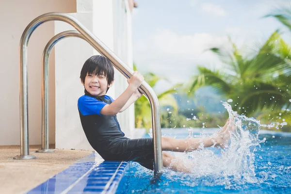 Enfant éclaboussant dans la piscine — Photo