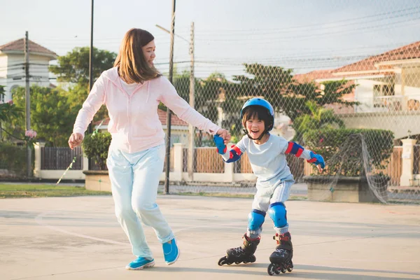 Asiática Madre Ayudando Hijo Jugar Patinaje Sobre Ruedas Parque — Foto de Stock