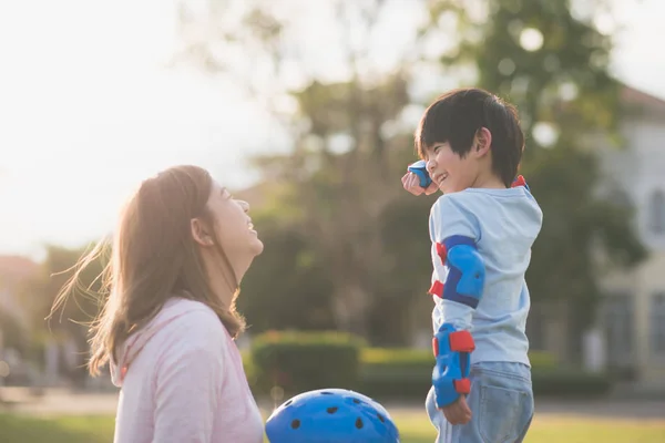 Asiática Madre Ayudando Hijo Lleva Protectores Disfrutar Tiempo Juntos Parque — Foto de Stock