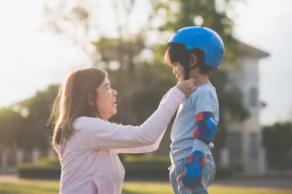 Мать Азиатка Помогает Сыну Носить Синий Шлем Наслаждаясь Временем Вместе — стоковое фото