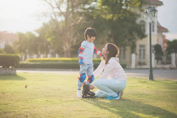 Asian Mother Helping Her Son Putting His Roller Skates Enjoying — Stock Photo, Image