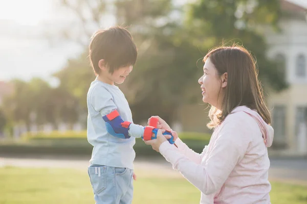 Asiática Madre Ayudando Hijo Poner Protectores Manos Disfrutar Del Tiempo — Foto de Stock