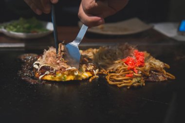 Şef yemek okonomiyaki; Japon tarzı gözleme veya pizza