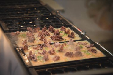 Kan sıcak tava üzerinde yakın çekim