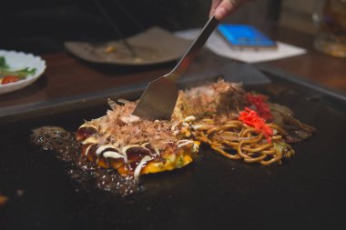 Şef yemek okonomiyaki; Japon tarzı gözleme veya pizza