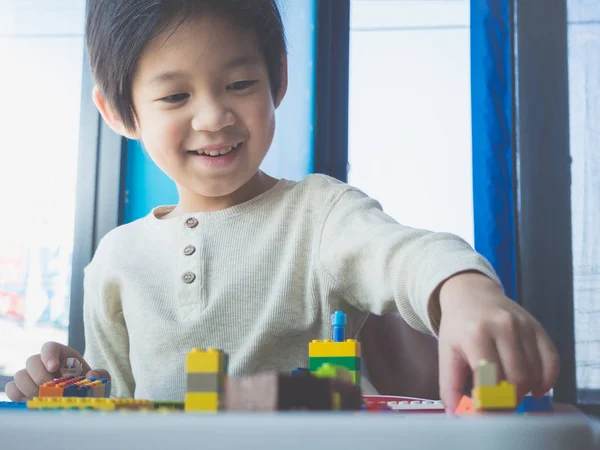 Küçük Asyalı Çocuk Beyaz Masa Üzerinde Renkli Inşaat Bloklarla Oynama — Stok fotoğraf