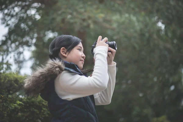 Vacker Asiatisk Tjej Varma Kläder Med Retro Kamera Skytte Ett — Stockfoto