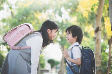 Sevimli Asya çocuk okul açık, okul kavramı için geri olacak