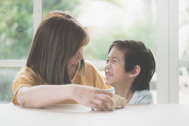 Asya Anne ve oğlu birlikte ahşap araba oyuncak oynama