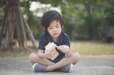 Ahşap maket araba parkında oynayan sevimli Asya çocuk