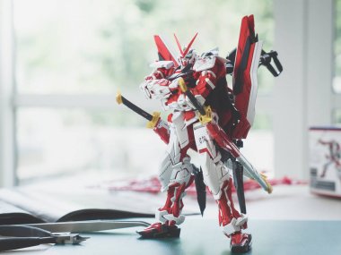 Bangkok, Tayland - 25 Mart 2018: Plastik model Gundam yoldan kırmızı çerçeve Kai Master dereceli ölçek 1: 100