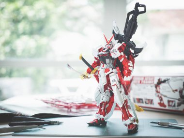 Bangkok, Tayland - 24 Mart 2018: Plastik model Gundam yoldan kırmızı çerçeve Kai Master dereceli ölçek 1: 100