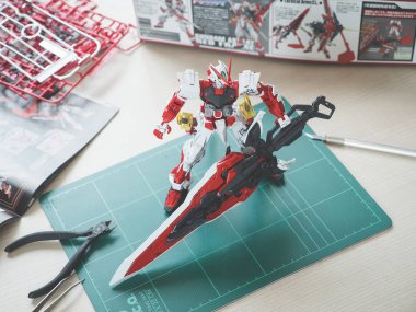 Bangkok, Tayland - 24 Mart 2018: Plastik model Gundam yoldan kırmızı çerçeve Kai Master dereceli ölçek 1: 100