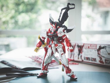 Bangkok, Tayland - 24 Mart 2018: Plastik model Gundam yoldan kırmızı çerçeve Kai Master dereceli ölçek 1: 100