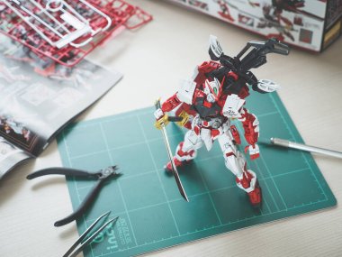 Bangkok, Tayland - 24 Mart 2018: Plastik model Gundam yoldan kırmızı çerçeve Kai Master dereceli ölçek 1: 100
