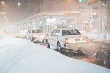 Aomori, Japonya, 31 Ocak 2018:winter gece şehir içinde Aomori sokak
