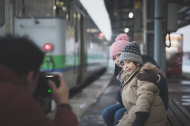 Tren istasyonunda kış günü, Hakodate Japonya Asya çocukların erkek fotoğrafçı alarak fotoğraf