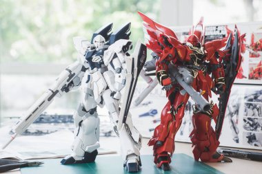 Bangkok, Tayland - 8 Mart 2018: 1: 100 ölçekli plastik model Msn-06s Sinanju Stein Ver.Ka ve Msn-06s Sinanju Ova (Mg)