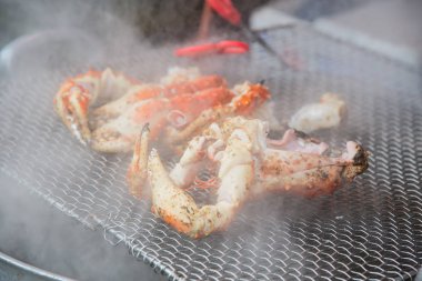 Japon deniz ürünleri piyasada satılan buharda pişmiş yengeç bacakları yakın çekim