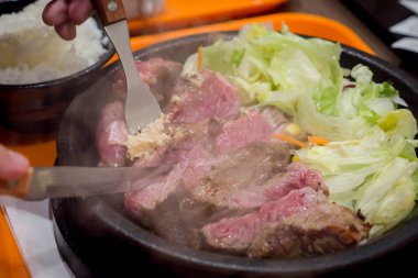 Sığır eti biftek ve sebze sıcak tava üzerine kapatın. Japon tarzı sığır eti biftek.