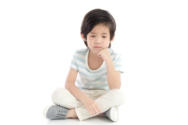 Sorgliga Asiatiska Pojke Sitter Vit Bakgrund Isolerade — Stockfoto