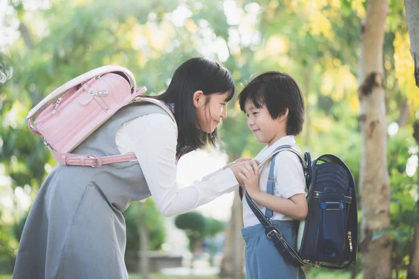 かわいいアジアの子供達は学校概念に戻って 学校外 — ストック写真