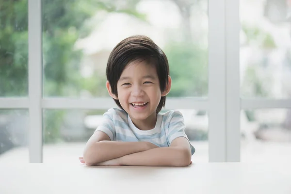 Bonito Criança Asiática Sentada Mesa Sorrindo Para Câmera — Fotografia de Stock