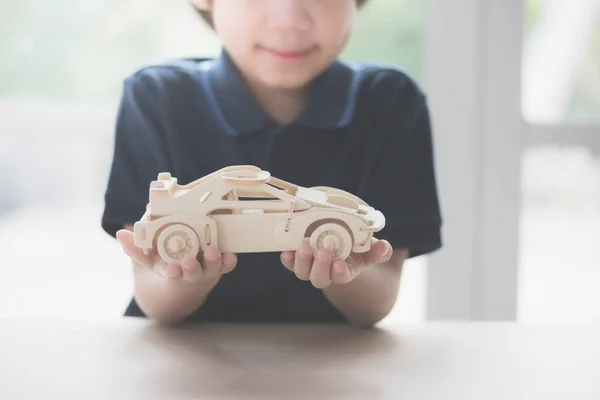 Lindo Niño Asiático Jugando Coche Modelo Madera Una Mesa —  Fotos de Stock