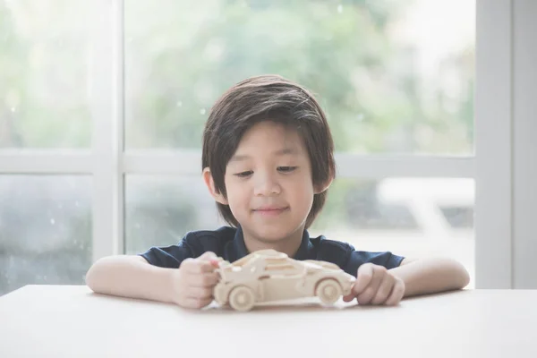 Милий Азіатських Дитини Грає Дерев Яна Модель Автомобіля Стіл — стокове фото