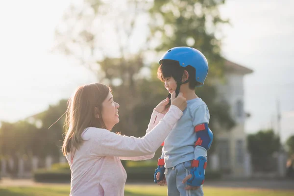 Asiática Madre Ayudando Hijo Lleva Casco Azul Disfrutar Tiempo Juntos — Foto de Stock