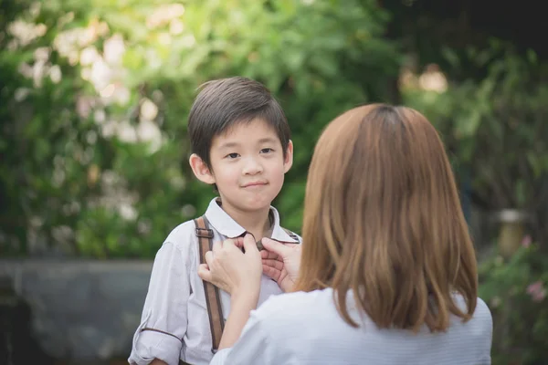 Asiática Madre Diciendo Adiós Hijo Como Salir Para Escuela Nuevo — Foto de Stock