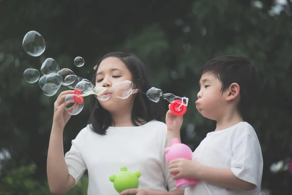 Roztomilé Asijské Děti Venku Fouká Mýdlové Bubliny — Stock fotografie