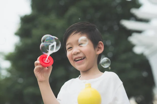 Leuke Aziatische Kind Een Zeepbellen Blazen — Stockfoto