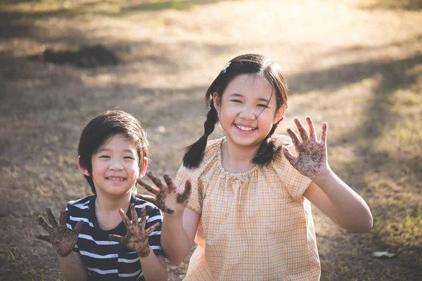 Feliz Asiático Crianças Brincando Fora Com Mãos Sujas — Fotografia de Stock